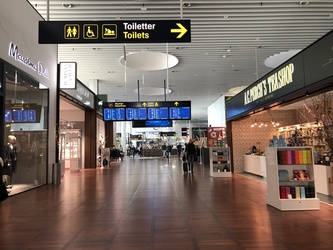 Copenhagen Airport - Toilets (after security) - in Terminal 2 at the shops