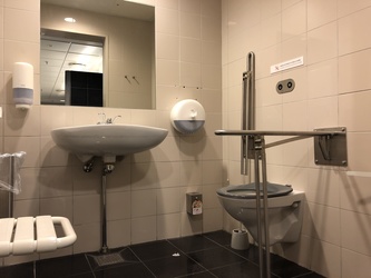 Copenhagen Airport - Toilets (after security) - in Terminal 2 at the shops