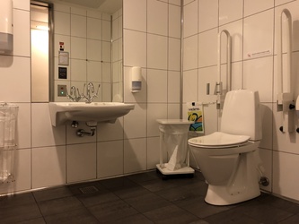 Copenhagen Airport - Toilets (after security) in Terminal 3 - next to Lagkagehuset